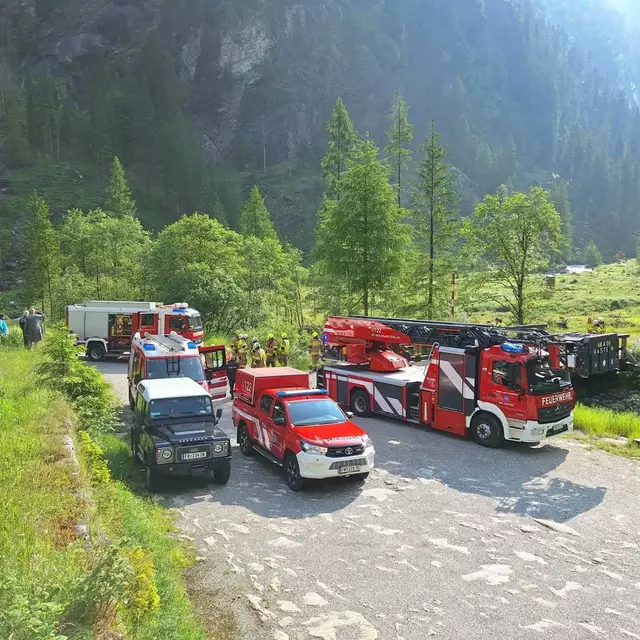 Beim Eintreffen der Polizeistreife war die Feuerwehr Bad Gastein bereits vor Ort und hatte mit der Bergung des am Dach liegenden Fahrzeugs begonnen. | Foto: Freiwillige Feuerwehr Bad Gastein