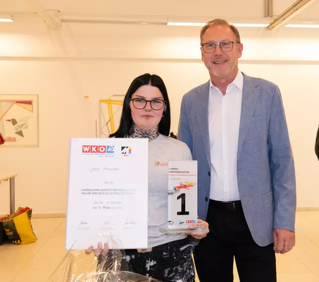 Siegerin Jana Kreuzeder mit Landesinnungsmeister Christian Schütz bei der Siegerehrung des Landeslehrlingswettbewerbs der Maler im Wifi Linz. | Foto: cityfoto