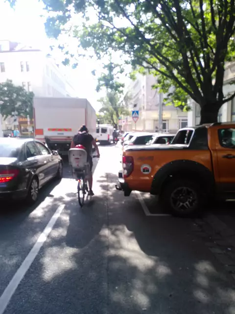 Zwischen Radlerinnen und Radlern sowie Autos herrscht Uneinigkeit.  | Foto: z.V.g.