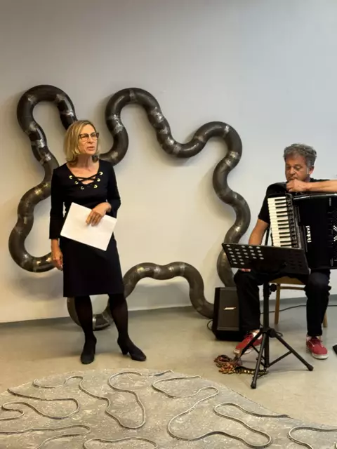 Dr. Hannah Stegmayr führt das Publikum in die Alois-Schild-Welt ein. | Foto: leflaneur-herrbert waltl