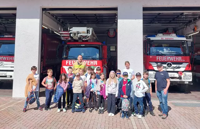 Zu Besuch bei der Feuerwehr. | Foto: Volksschule an der Salzach