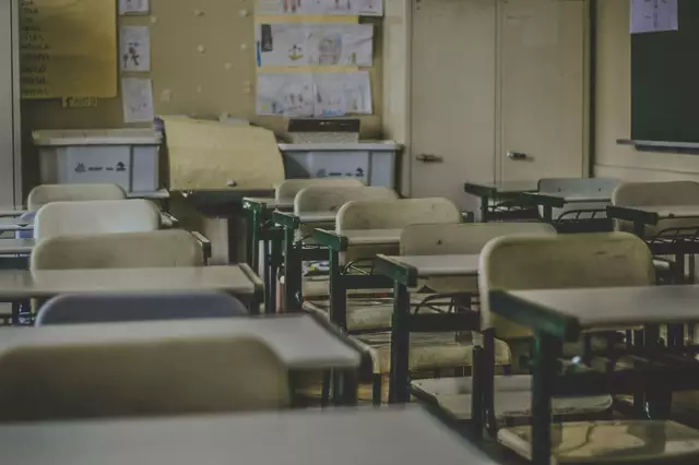 An den steirischen Schulen kann nach dem Amoklauf in Graz von Alltag nicht die Rede sein. Dennoch muss in die Zukunft geblickt werden.  | Foto: Unsplash/Feliphe Schiarolli