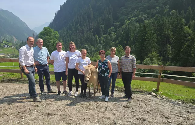 LK-Präsident Josef Hechenberger, Bezirksstellenleiter Klaus Kerschdorfer, Markus und Martina Kainer mit ihrer Nichte Johanna, LK-Vizepräsidentin Helga Brunschmid, Bezirksbäuerin Monika Garber und Bezirksobmann Andreas Prosch | Foto: LK Tirol