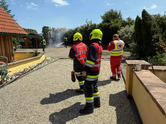 Die betroffene Gartenhütte nach dem raschen Löscheinsatz. | Foto: BFKDO Hollabrunn