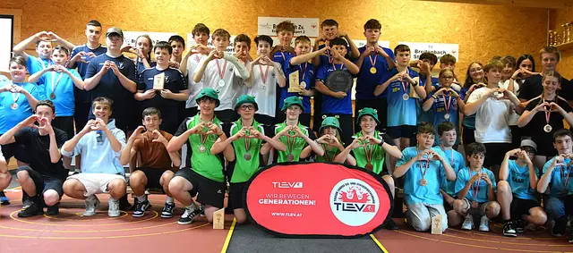 Wenn Schüler und Schülerinnen aus den Bundesländern im Sport-Wettkampf an die Tragödie von Graz denken.  | Foto: Schwaighofer