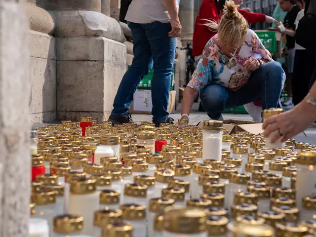 Seit 16 Uhr werden vor dem Stephansdom von hunderten Menschen Kerzen im Gedenken an die Opfer entzündet. | Foto: Valentina Marinelić/MeinBezirk
