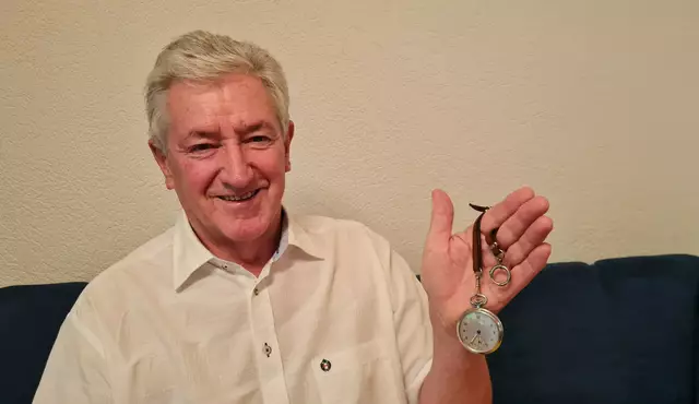 Hans Meissnitzer bekam nach 85 Jahren die Taschenuhr seines Vaters zurück – und sie funktioniert sogar noch. | Foto: Franz Michael Zagler