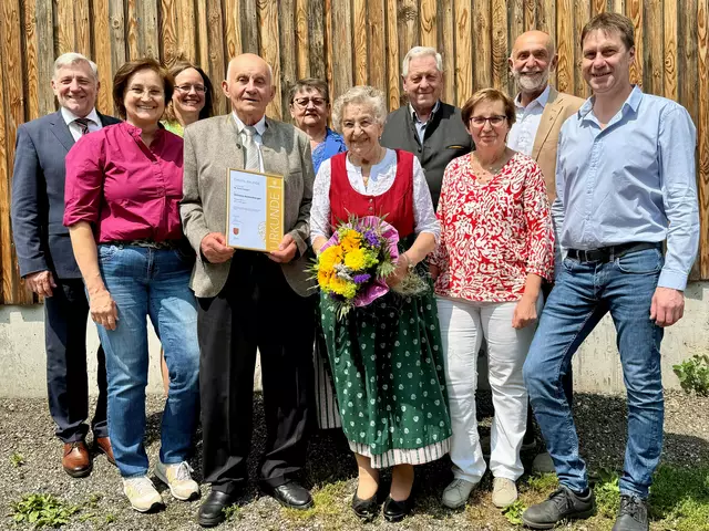 Vizebürgermeister Günther Prinz, Elisabeth Rentenberger, Bettina Kienmayer, Wilhelm Rentenberger, Elfriede Kaspar, Anna Rentenberger, Johann Weber, Margit Huttmann, Bürgermeister Josef Schaden, Stefan Rentenberger | Foto: Marktgemeinde Schweiggers