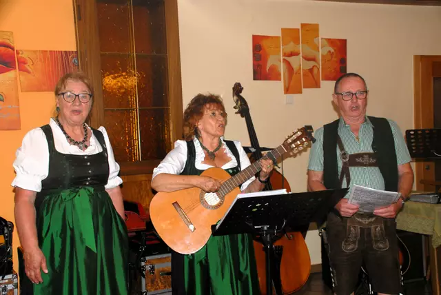 Jeden 1 Freitag im Monat gibt es  ein Musikantentreffen mit viel mitreißender Musik und viel Gesang 
