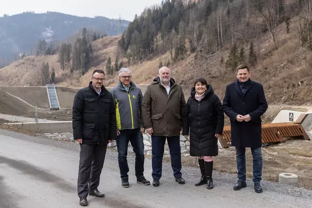 Derzeit befindet sich das Hochwasserschutzprojekt „Unterer Tollingbach“ in Umsetzung. Im Bild (v. l.): GF Michael Köck, Voestalpine Stahl Donawitz GmbH, WLV-Sektionsleiter Max Pöllinger, Bürgermeister Wolfgang Gomar, LH-Stv. Manuela Khom, Bürgermeister Kurt Wallner  | Foto: Regine Schöttl