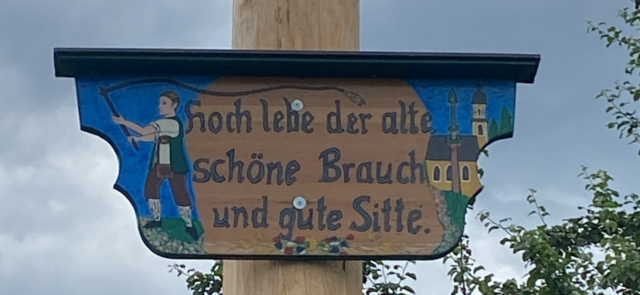 Ein Satz der unter die Haut geht. In Liefering wird die Tradition und Gemeinschaft in Form eines Schildes auf dem Maibaum ausgedrückt. | Foto: Schnalzergruppe Liefering