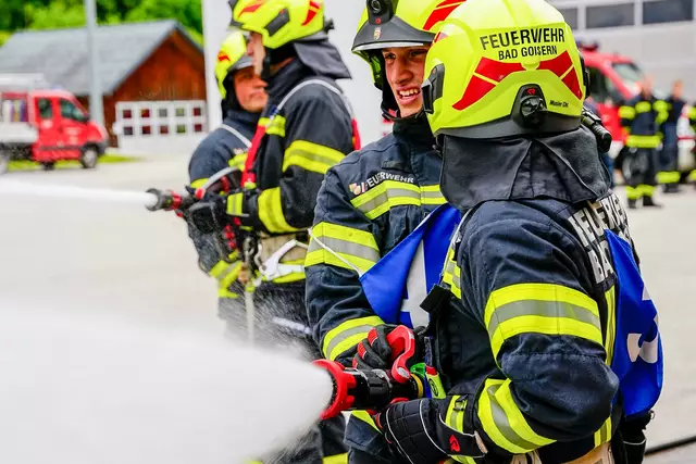 Damit im Brandeinsatz jeder Handgriff sitzt, absolvieren die Mitglieder der FF Bad Goisern immer wieder eine spezielle Form der Ausbildung – die Branddienst-Leistungsprüfung. | Foto: Jannik Forstreiter & Andreas Hippesroither