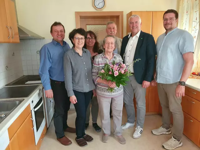 Erich und Erika Hammerl, Gabriele Wagner, Maria Hammerl, Obmann NÖ’s Senioren Josef Kornberger, Bürgermeister Roland Zimmer (ÖVP), Gottfried Stöger | Foto: Gemeinde Bad Traunstein