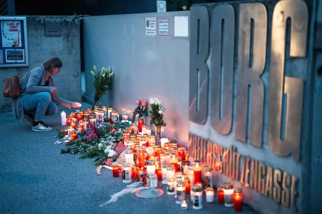 Am BORG Dreierschützengasse kam es am Dienstagvormittag zu einem Amoklauf. Bereits am Abend war vor dem Gymnasium ein Lichtermeer zu sehen. | Foto: GEORG HOCHMUTH / APA / picturedesk.com