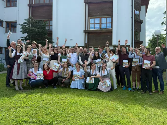 Klassenvorstand Hans Rigler (rechts), Prüfungsvorsitzender Anton Hölzl (3.v.r.), Direktor Franz Aichinger (links) mit den neuen landwirtschaftlichen Facharbeiterinnen und Facharbeitern sowie dem Prüferteam  | Foto: LFS Warth