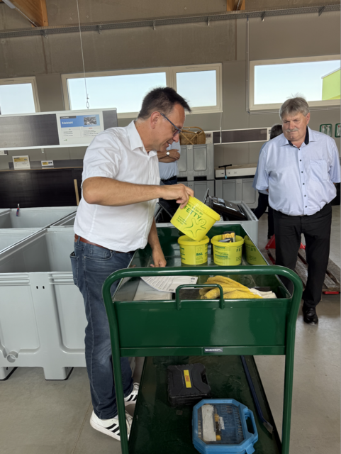 Die Abfallberater Bernhard Deutsch und Thomas König (Bild) führten die Besucher durch den Ressourcenpark.  | Foto: Burgenländischer Müllverband