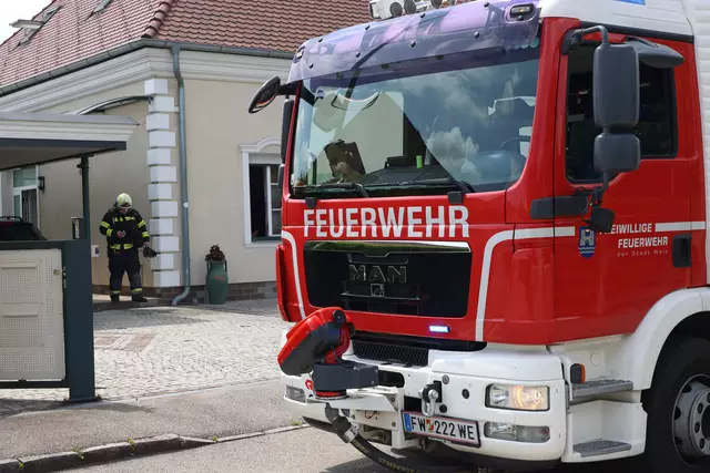 Ein defekter Lüfter im Welser Stadtteil Pernau rief die Feuerwehr auf den Plan, die sich um die Sicherheit im Gebäude kümmerte. | Foto: laumat.at