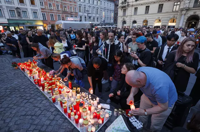 Am Hauptplatz versammelten sich zahlreiche Menschen für ein Lichtermeer.  | Foto:  ERWIN SCHERIAU / APA / picturedesk.com
