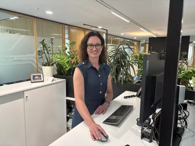Brigitte Huber liebt die Vielseitigkeit und die Herausforderungen ihres Jobs als Assistentin des Vorstandsvorsitzenden bei ATS. | Foto: MeinBezirk