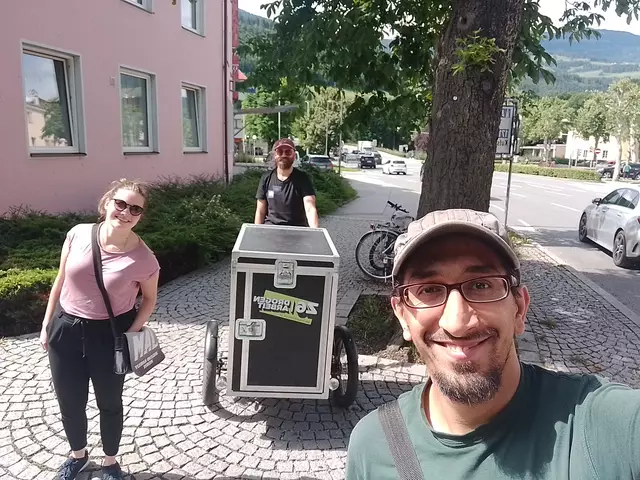 Streetworkerinnen und Streetworker von JAM und MDA Basecamp im Austausch mit Jugendlichen – direkt dort, wo sie unterwegs sind. | Foto: JAM