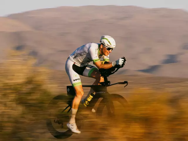Letzte Vorbereitungen auf dem Zeitfahrrad. | Foto: www.alexzauner.com