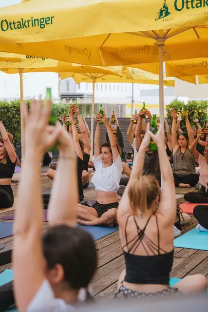 Beim Bier-Yoga kann man Energie und Hopfenbräu tanken.  | Foto: Ottakringer Brauerei