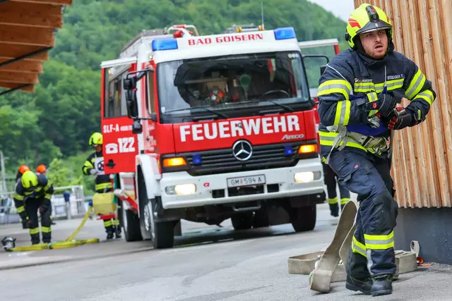 Sehr praxisnahe müssen verschiedene Standard-Einsatzszenarien vor einem Bewerter-Team abgearbeitet werden – möglichst fehlerfrei und in bestimmter Zeit.
 | Foto: Jannik Forstreiter & Andreas Hippesroither