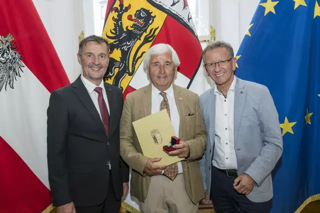 Vlnr.: Sportlandesrat Martin Zauner, Robert Jauck und Bürgermeister Andreas Wimmreuter. | Foto: Land Salzburg