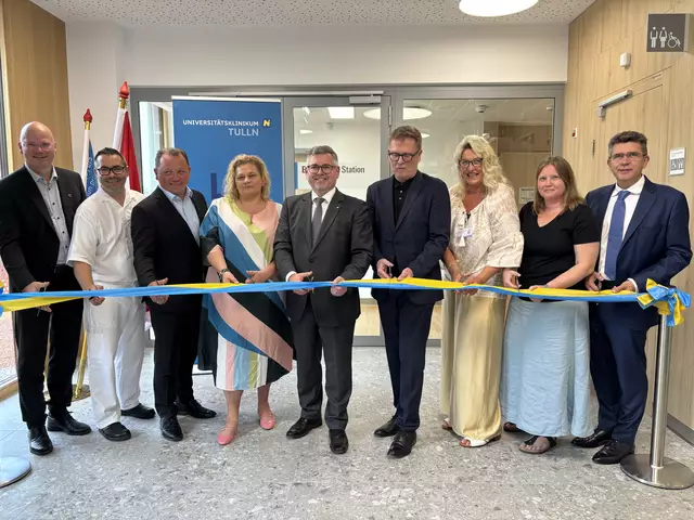 Franz Laback (Geschäftsführer Gesundheit Region Mitte GmbH), Herbert Huscsava (Ärztlicher Direktor), Mario Höfer (Stv. Pflegedirektor), Elisabeth Bräutigam (Vorständin für Medizin &amp; Pflege der NÖ Landesgesundheitsagentur), Landesrat Ludwig Schleritzko, Paulus Hochgatterer (Abteilungsvorstand Kinder- &amp; Jugendpsychiatrie), Maria Magdalena Paul (Stationsleitung Kinder- &amp; Jugendpsychiatrie), Karoline Krieger-Lamina (Stationsführende Oberärztin der Eltern-Kind-Station) und Peter Eisenschenk (Bürgermeister Stadtgemeinde Tulln). | Foto: Victoria Edlinger