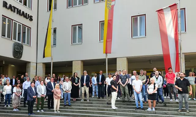 Trauerminute der Villacher Rathaus-Belegschaft nach dem Anschlag von Graz. | Foto: Stadt Villach/Muschet