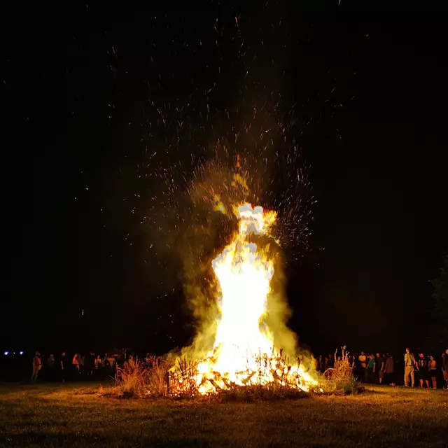 Das Sonnenwendfeuer wird traditionell im Donauraum in NÖ entfacht. (Archivbild) | Foto: Buchriegler 