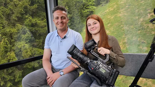 Foto: Andreas Seeburger: Celine Konzett, als Lehrling zum Tapezierer und Dekorateur (Raumausstatter), hat ihren Chef Stefan Schwarzhans in die Fernsehgondel vom Muttersberg mitgebracht.