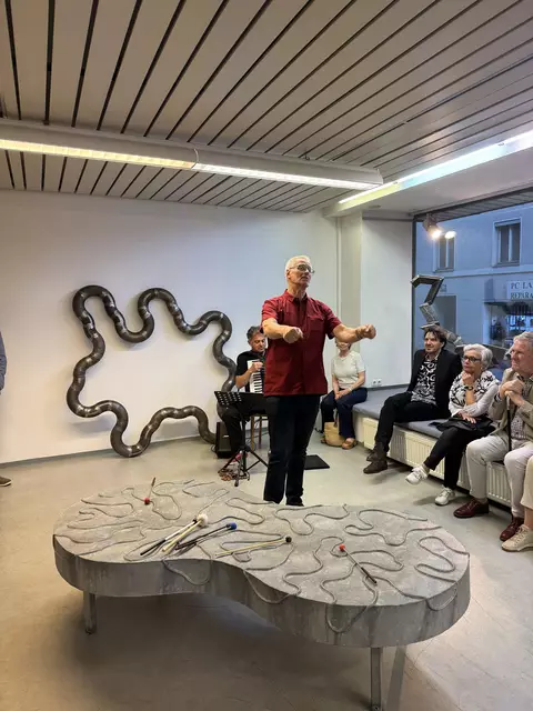 Der Künstler begrüßt und läßt den Kreisel tanzen ... | Foto: leflaneur-herrbert waltl