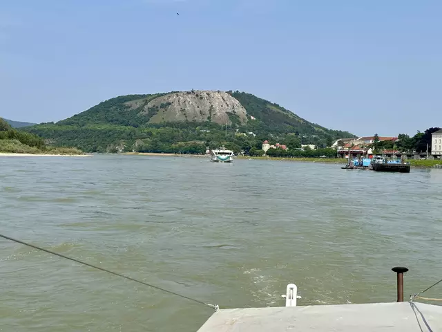Der Braunsberg ist auch von der Donau aus eindrucksvoll.  | Foto: Bachhofner