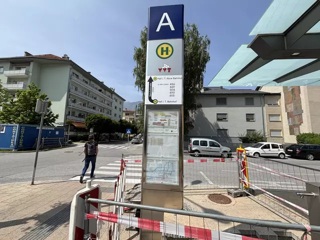 Neue Hinweisschilder bei der Bushaltestelle helfen Pendlerinnen und Pendlern, schneller die richtige Buslinie zu finden. | Foto: Kendlbacher