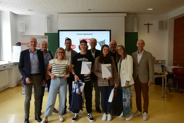 Von links nach rechts: Johann Kollreider (Wirtschaftskammer Tirol), Testkunde Andreas Überbacher, Jurymitglied Anja Blassnig, Fachlehrer Manuel Geiler, Sieger Mario Pichler (Fitstore24), Jurymitglied Günter Egger, Zweitplatzierte Simona Lanser (Einrichtungshaus Aichner), Wilfried Kollreider (AK Tirol), Jurymitglied Hannah Blassnig und Direktor Klaus Oberegger. | Foto: TFBS Lienz