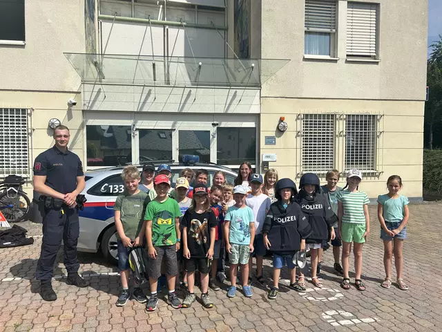 Die Ohlsdorfer Kinder besuchten 2024 die Polizeiinspektion Gmunden. | Foto: Gemeinde Ohlsdorf