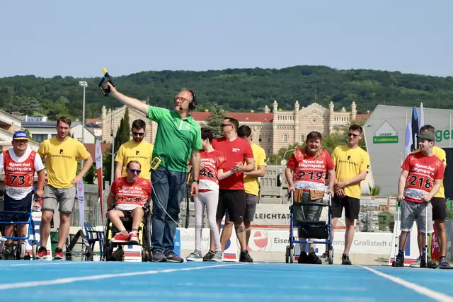 Technischer Delegierter mit dem Startschuss | Foto: Special Olympics Burgenland