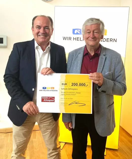 Moderator Wolfram Kons überreicht den Scheck an Peter Krasser, Obmann des Vereines "Schule Äthiopien". | Foto: Anja Nürnberg