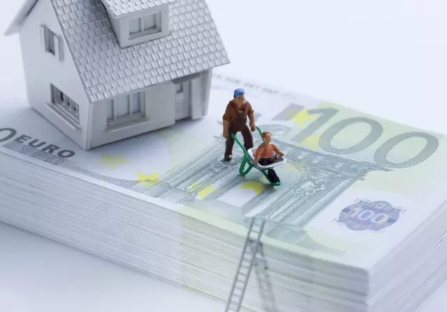 Baulandpreise in Österreich variieren stark – von rund 10 Euro im Osten bis über 2.000 Euro pro Quadratmeter in westlichen Tourismusregionen wie Kitzbühel. Das geht aus einer aktuellen Auswertung des Meinungsforschungsinstitut OGM hervor. 