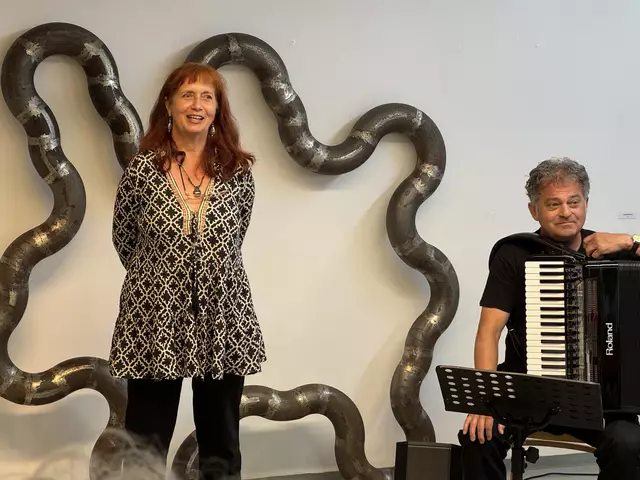 Begrüssung durch die Hausherrin Gerlinde Richter-Lichtblau von der Galerie dia:log in Kufstein. | Foto: leflaneur-herrbert waltl