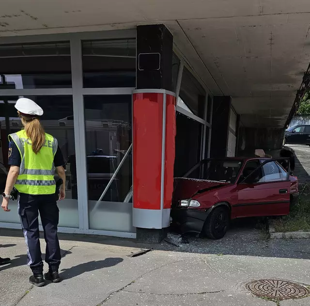 In Villach krachte ein Pkw in eine Auslagenscheibe eines Geschäfts. | Foto: HFW Villach