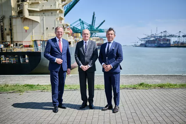 Landeshauptmann Thomas Stelzer (ÖVP), Edwin Möhlig (Honorarkonsul) und Botschafter Jürgen Meindl.  | Foto: Land OÖ/Mayr