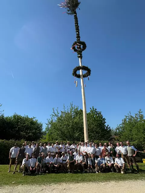 Die Schnalzergruppe Liefering mit dem beliebtesten Maibaum der Stadt Salzburg.  | Foto: Schnalzergruppe Liefering