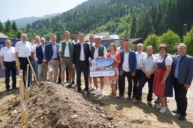 Zahlreiche Vertreterinnen und Vertreter der Politik, Feuerwehr und beteiligter Projektpartner waren beim Spatenstich vor Ort. | Foto: Johannes Brandner