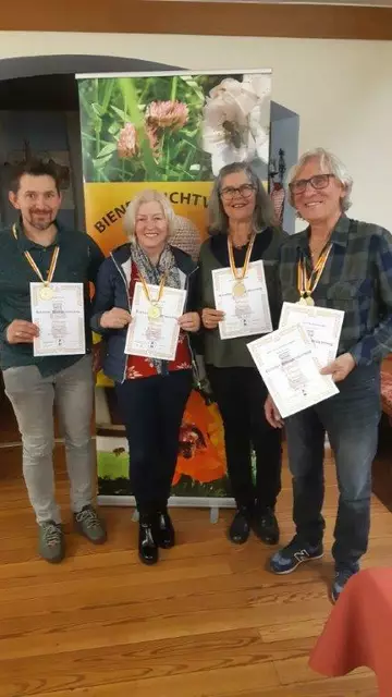 Mitglieder des Bienenzuchtvereins Ferndorf bei einer Honigprämierung – ausgezeichnet für Qualität und Geschmack. | Foto: Privat