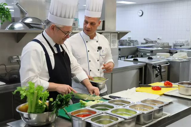 Landesrat Ludwig Schleritzko und Küchenleiter Peter Glaser kochten gemeinsam einen Geflügelwok.  | Foto: Landesklinikum Mistelbach - Gänserndorf