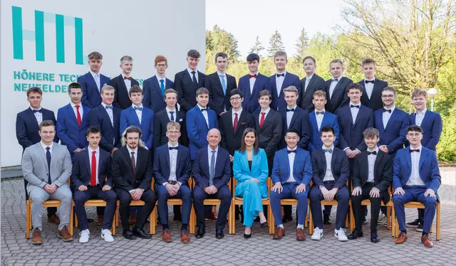 5AHMBA
1. Reihe v. l.: Niklas Höllinger (A), Noah Dorfer, Jakob Feldler, Xaver Karlsböck (G), Direktor Günther Oberaigner, Klassenvorständin Tamara Mittermayr, Thomas Kepplinger, Moritz Ammersdorfer, Florian Grubhofer (G), Lukas Pieslinger

2. Reihe v.l.: Jonas Sigl (G), Michael Ehrengruber, Jonas Höglinger, Robin Stelzer, Tobias Lorenz (A), Alexander Pühringer, Elias Hofmann (G), Felix Bayer (A), Jakob Koblmüller (G), Tobias Altendorfer, Michael Kneidinger, Johannes Gruber, Jonas Bammer

3. Reihe v. l.: Samuel Würfl, Jakob Stadler (A), Florian Stögmüller, Moses Reitetschläger, Michael Stöbich (A), Jakob Sigl (G), Lukas Ameseder, Daniel Rauöcker (G), Moritz Eckerstorfer, Fabian Altendorfer | Foto: GMR Fotografen GmbH