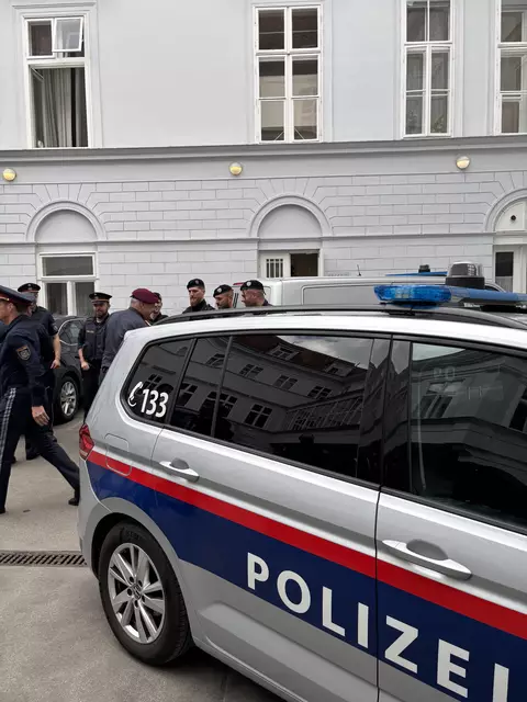 Polizeifahrzeuge sind auch mit Erste Hilfe-Packages ausgestattet. | Foto: MeinBezirk