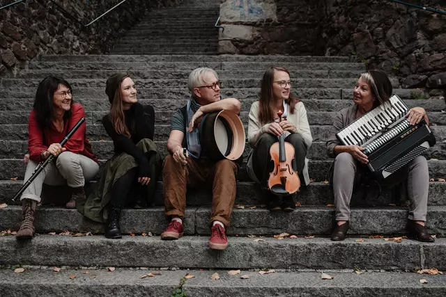 Molly Malone verzaubern beim Stopp in Gunskirchen die Besucher. | Foto: Herwig Stieger